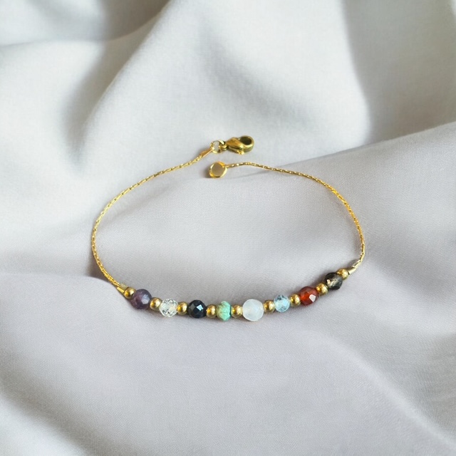 Bracelet en chaine gold-filled 14k, monté avec 8 pierres taillées, définies par notre calculateur.